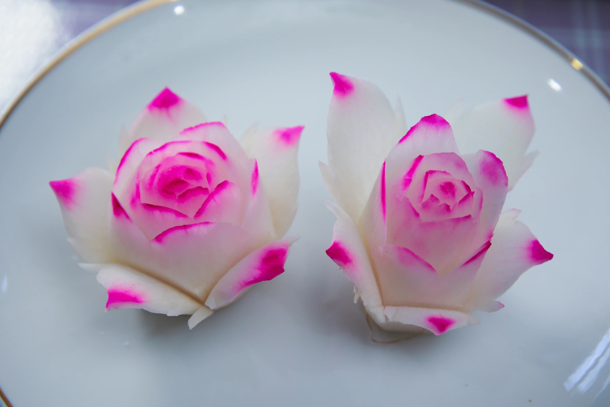 一手蔬果雕刻技术,利用白萝卜,大黄瓜(胡瓜),茄子就可雕出多种盘饰,他