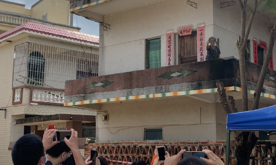 全红婵喜报还立在村口，快两个月都不撤！父亲寄语：要努力读书