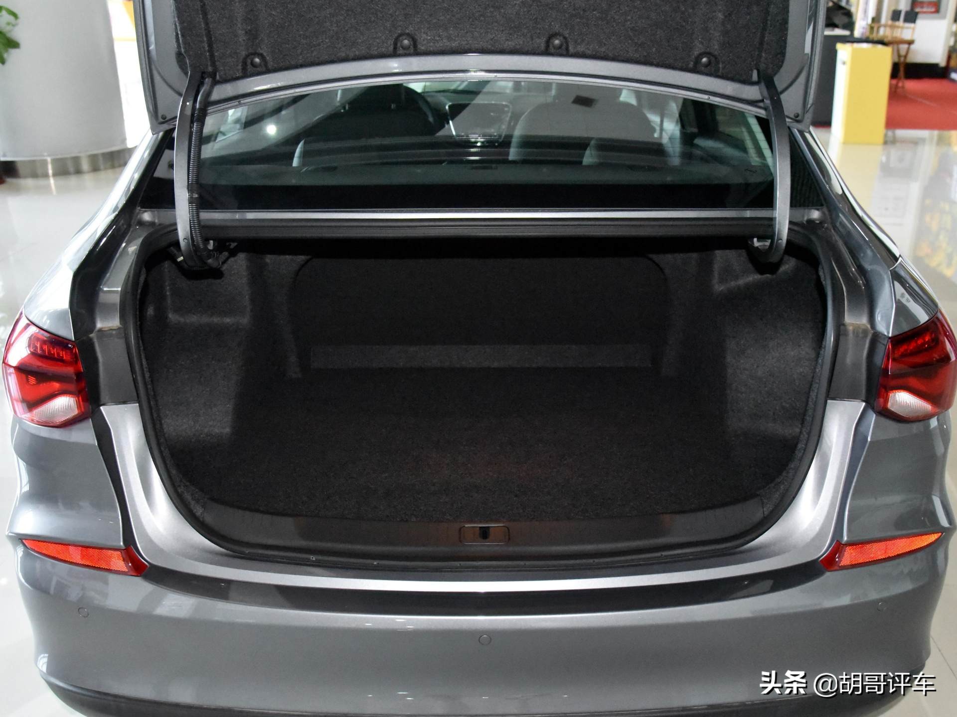 油耗5L多，后排空间实用，低价合资三厢家轿，带你看雪佛兰科鲁泽