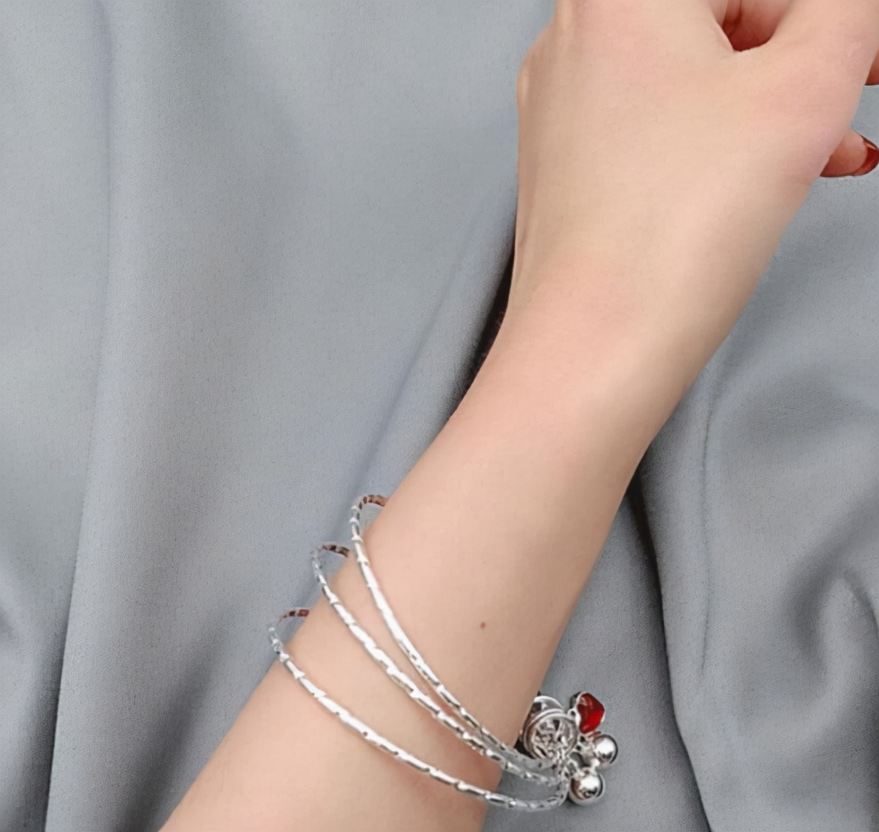 女性左手经常佩戴银手镯，并不是为了美观，可能和这几个原因有关