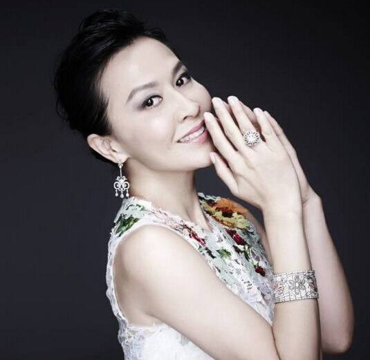 曾吃不上饭的刘嘉玲，却让许晋亨搬出家，影帝梁朝伟甘愿提出退圈