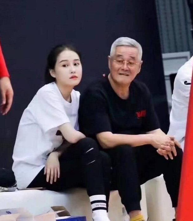 赵本山女儿花1000万镶牙，800万整容鼻子！网友痛批：富不过三代