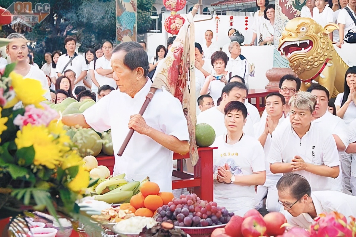 白龙王是谁(信徒遍布整个香港娱乐圈，风靡新马港台的白龙王大师究竟何人？)