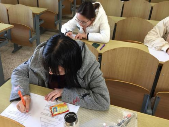 高考满分作文《酒》，通篇没有“酒”字，老师：酒不醉人人自醉