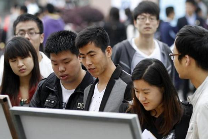 专科生穿“学士服”拍照引热议，本科生疑惑：专科生算大学生吗