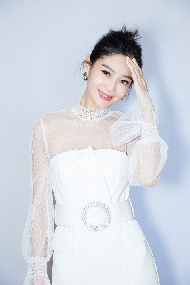 “少既是多”！王媛可穿纯色网纱裙气质优雅，简约穿搭显不俗魅力