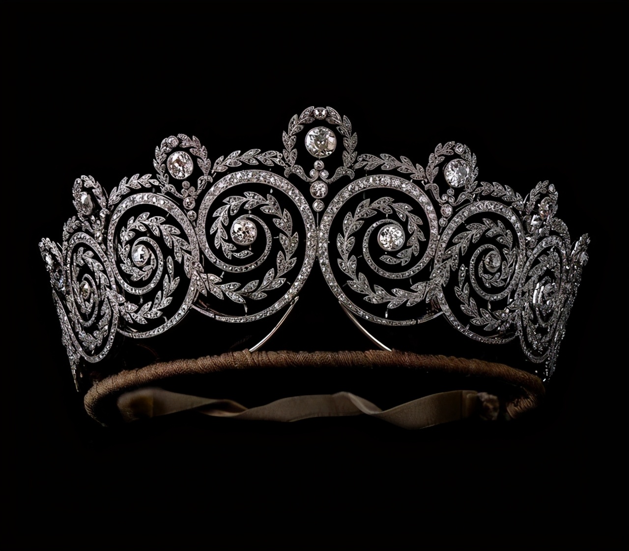 欧洲顶级的钻石皇冠，设计和工艺都很精湛，奢华程度超越你的想象