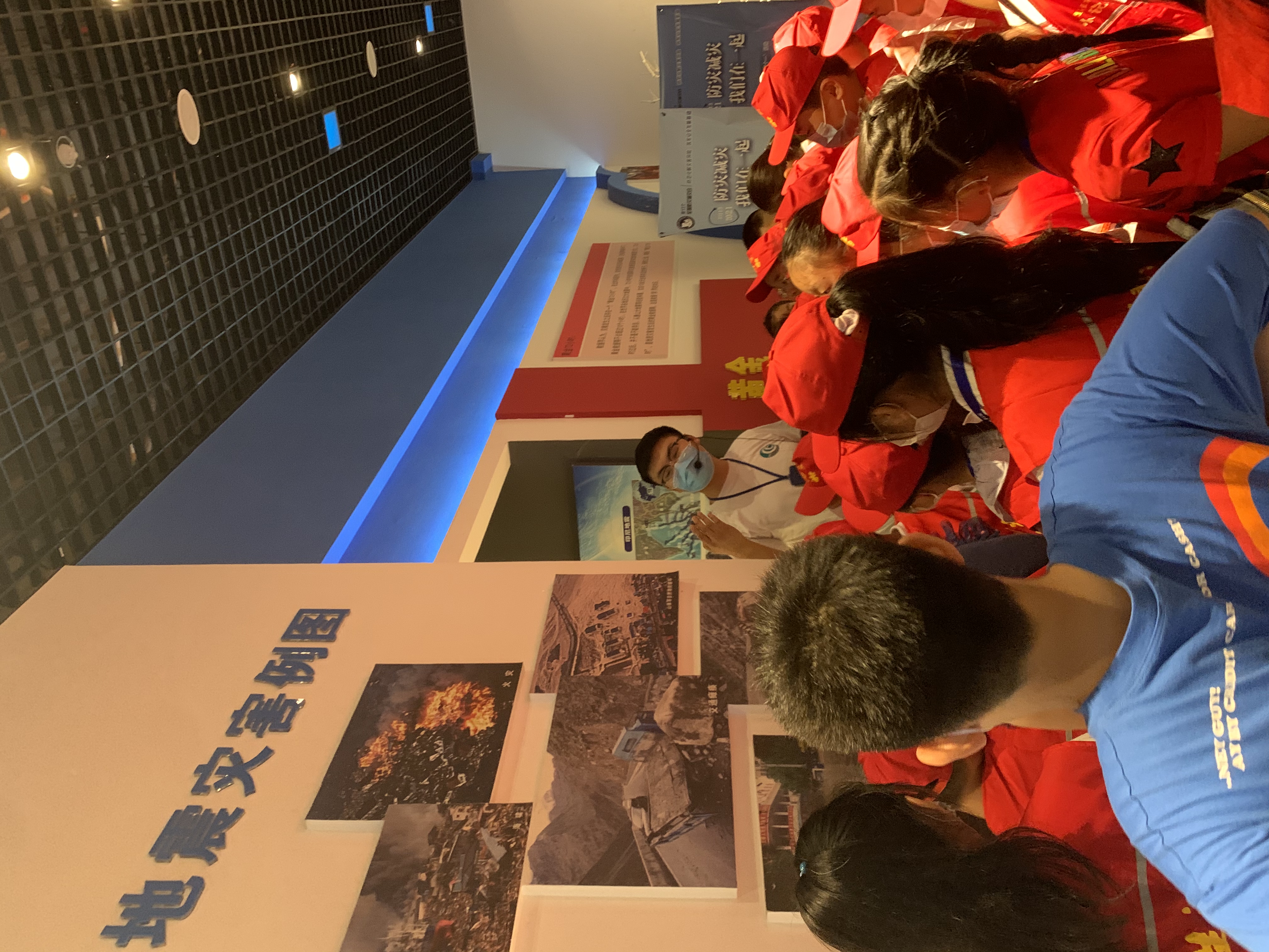 观看科普动画片、体验7.5级地震…33名龙头新闻·生活报小记者走进防震减灾科普馆