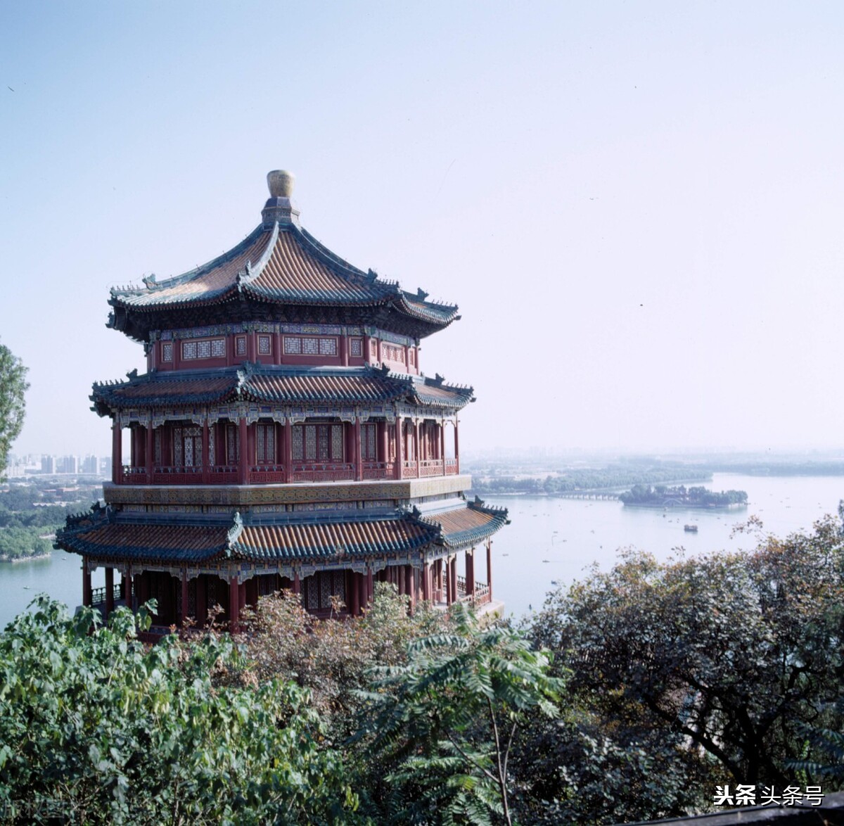 北京的旅游景点有哪些地方适合老人(北京著名的旅游景点有哪些地方)