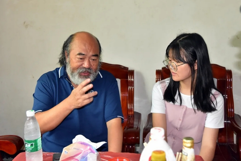 湖南女孩胡欣宇647分，被上海交大录取，喜讯传来，父母笑容灿烂