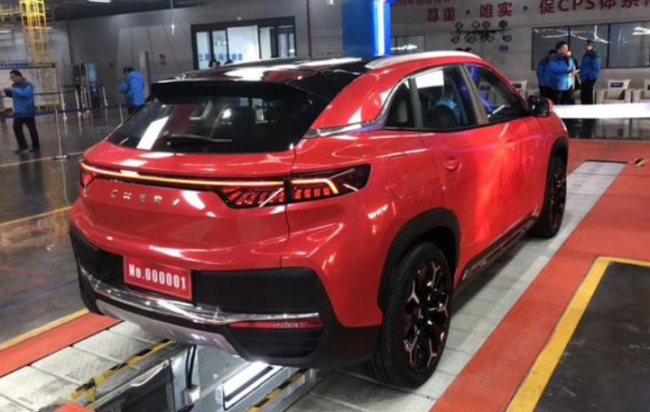 奇瑞曝光新车标！盾牌“碳纤”像豪车，挂在一台怪异的新车上