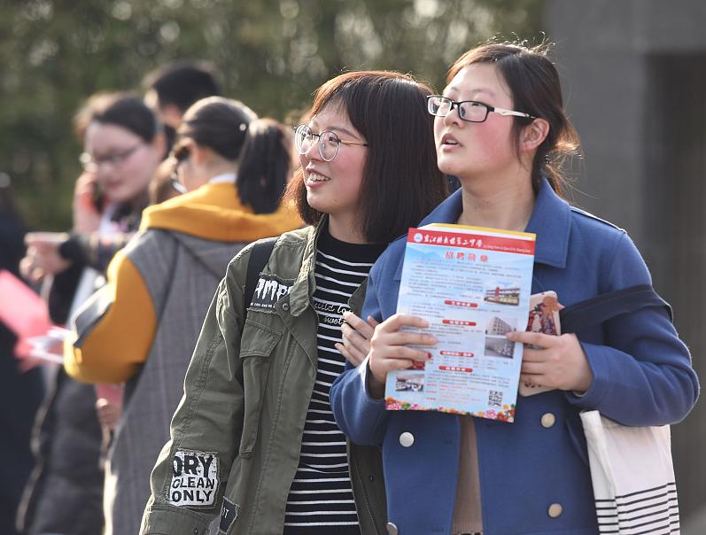 大学辅导员成“香饽饽”，但是学历要求可不低，学生表示门槛高