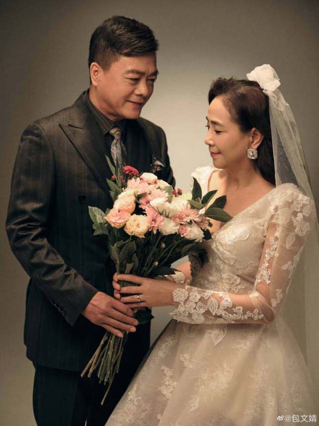 包文婧晒父母婚纱照，妈妈温柔知性，爸爸被赞比女婿包贝尔帅太多
