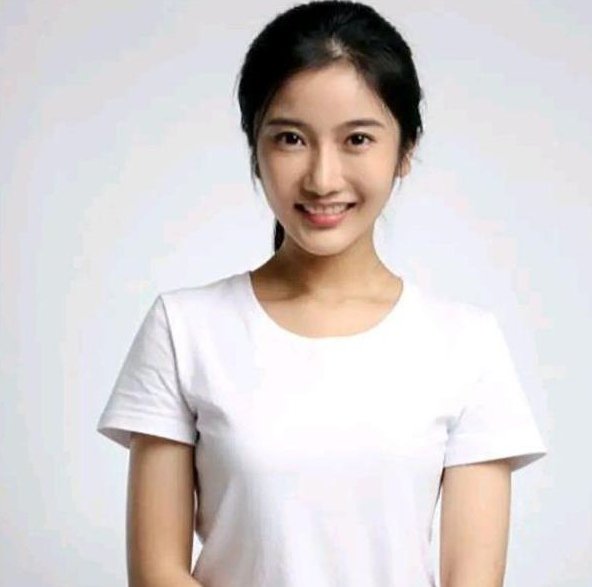 清华“最美证件照”女神，美貌与才华并存，校花真的名副其实