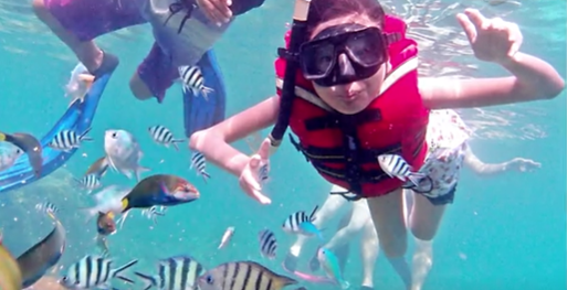 即使因非典而被限制在轮椅上，女孩仍热爱生活，以607分考入川外