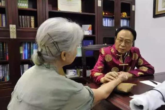 中国最有钱院士发明连花清瘟，成为治疗新冠肺炎神药，挂号费8元