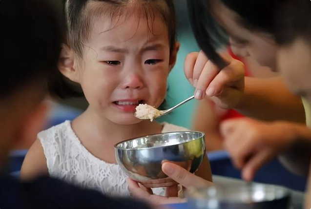 宝宝不爱吃饭“饿两顿”行不行？人为制造饥饿感，对孩子有弊无利