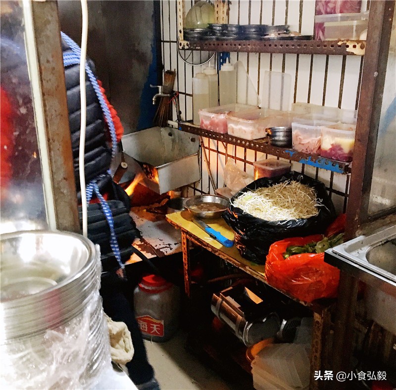 南宁这家不足3平米的小店，每天卖出一两百碗粉，4个人忙不过来