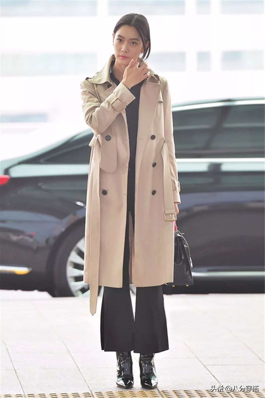 克拉拉变身“清纯大学生”，白衬衫搭牛仔裤秀长腿，简单却高级