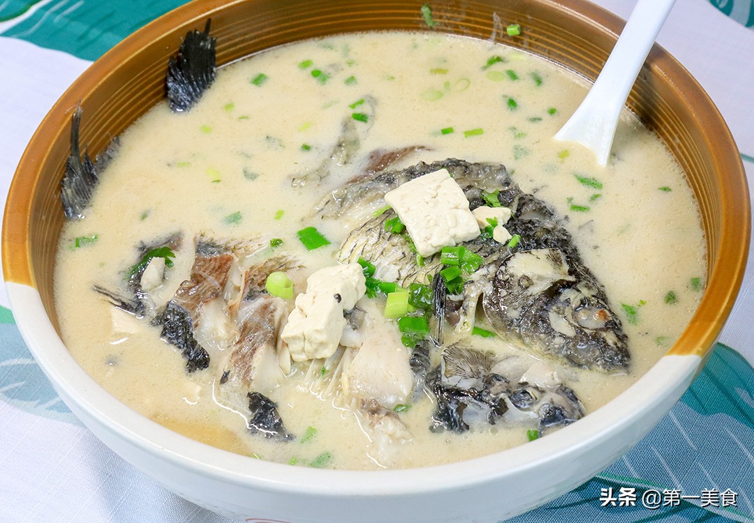 鯽魚燉豆腐,鯽魚燉豆腐的家常做法