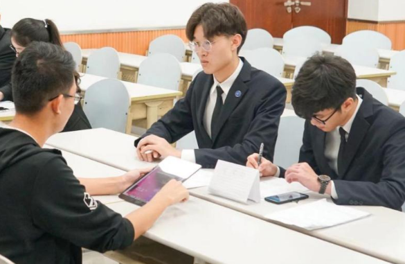 大学生的“洗头式”社交，令不少家长不能理解，学生却深有同感