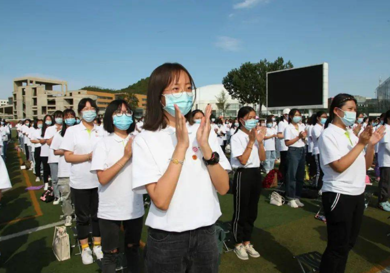 国内有所男女比例悬殊的大学，当男生提起母校名字时，都满脸羞涩