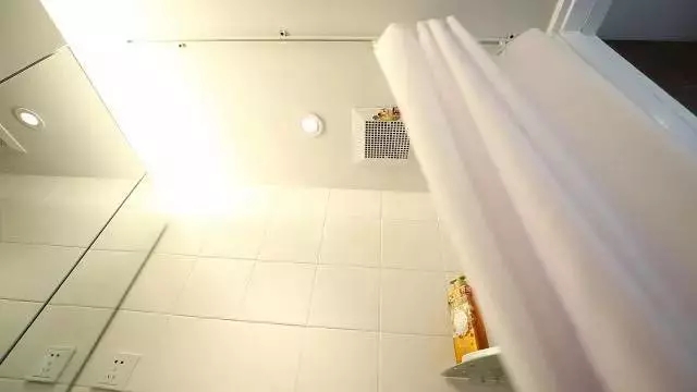 北京胡同18m²老房，24小时开灯生活，父亲睡在女儿女婿上铺