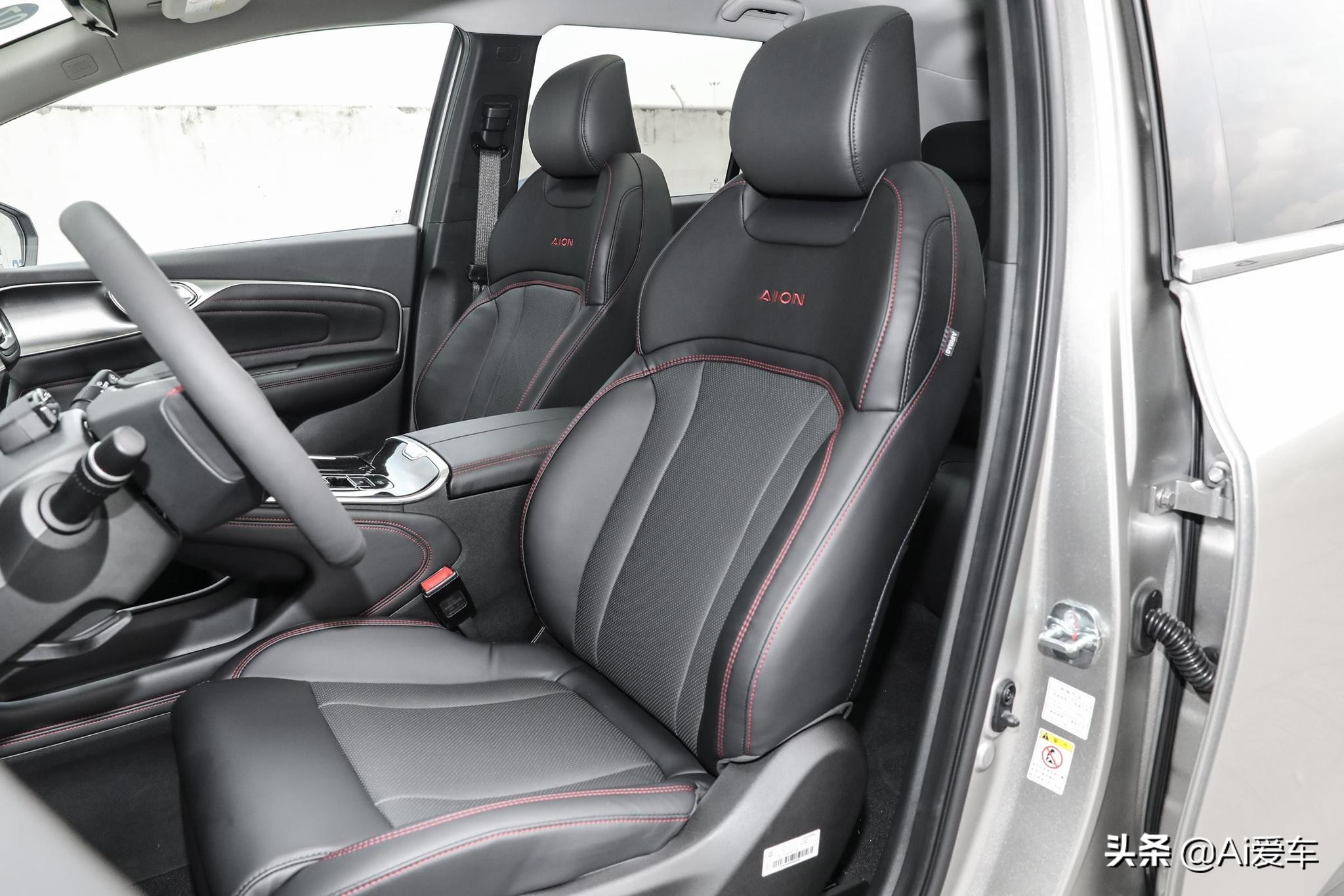 续航能力702KM，轴长2米83家用快充SUV，就是好养，实拍埃安AION V