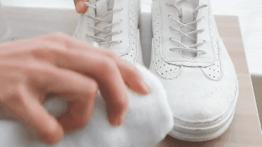 小白鞋刷完还在用纸巾包？会过日子的人早换新招了，省钱省事