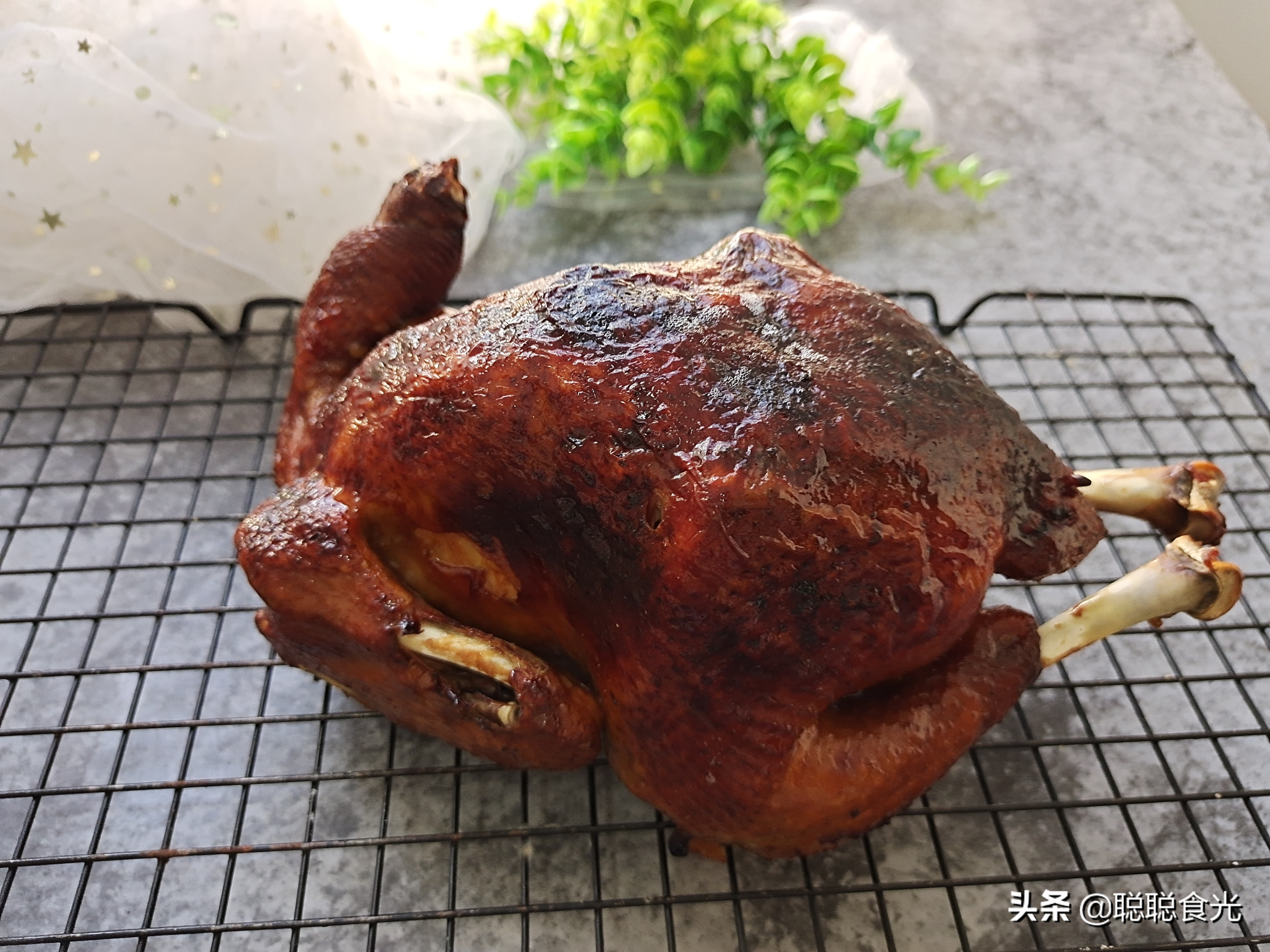 教你用电饭锅做烧鸡，无油无水，鸡肉软烂入味，越吃越香真过瘾