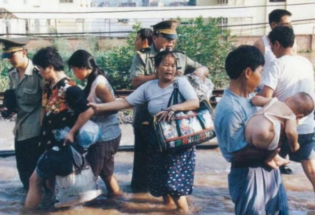 九江长江大堤决口，朱镕基与当地领导握手板着脸，讲话时偷偷擦泪