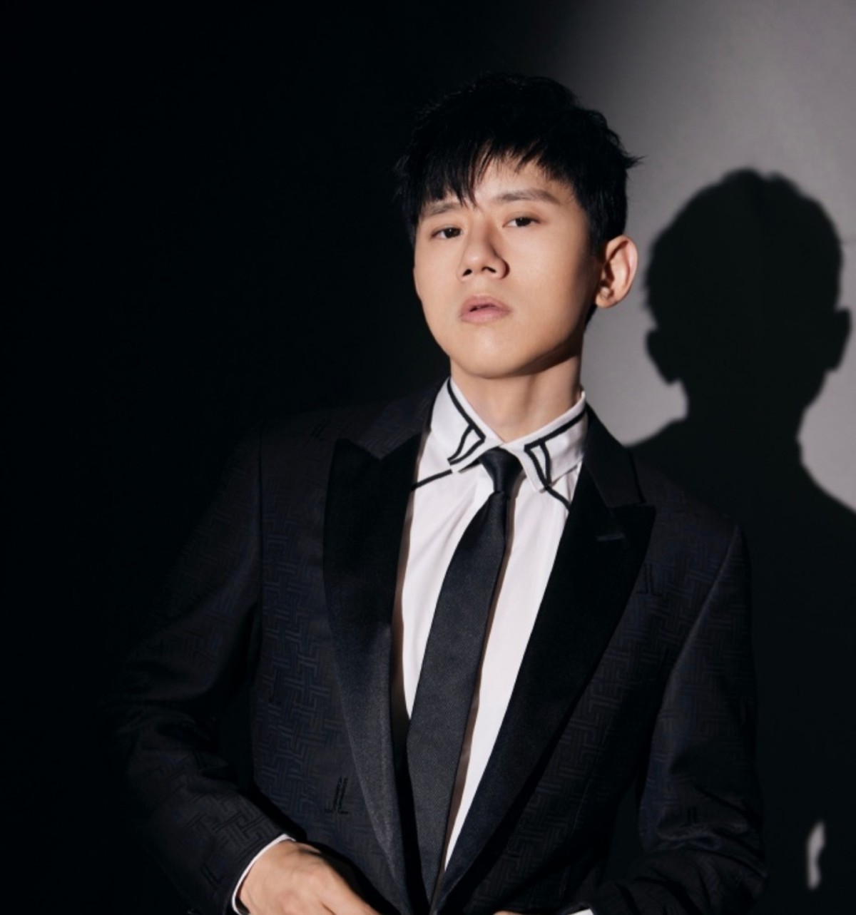 张杰自曝腰伤情况，现连鞠躬都做不到，得名导关照在后台躺着背词