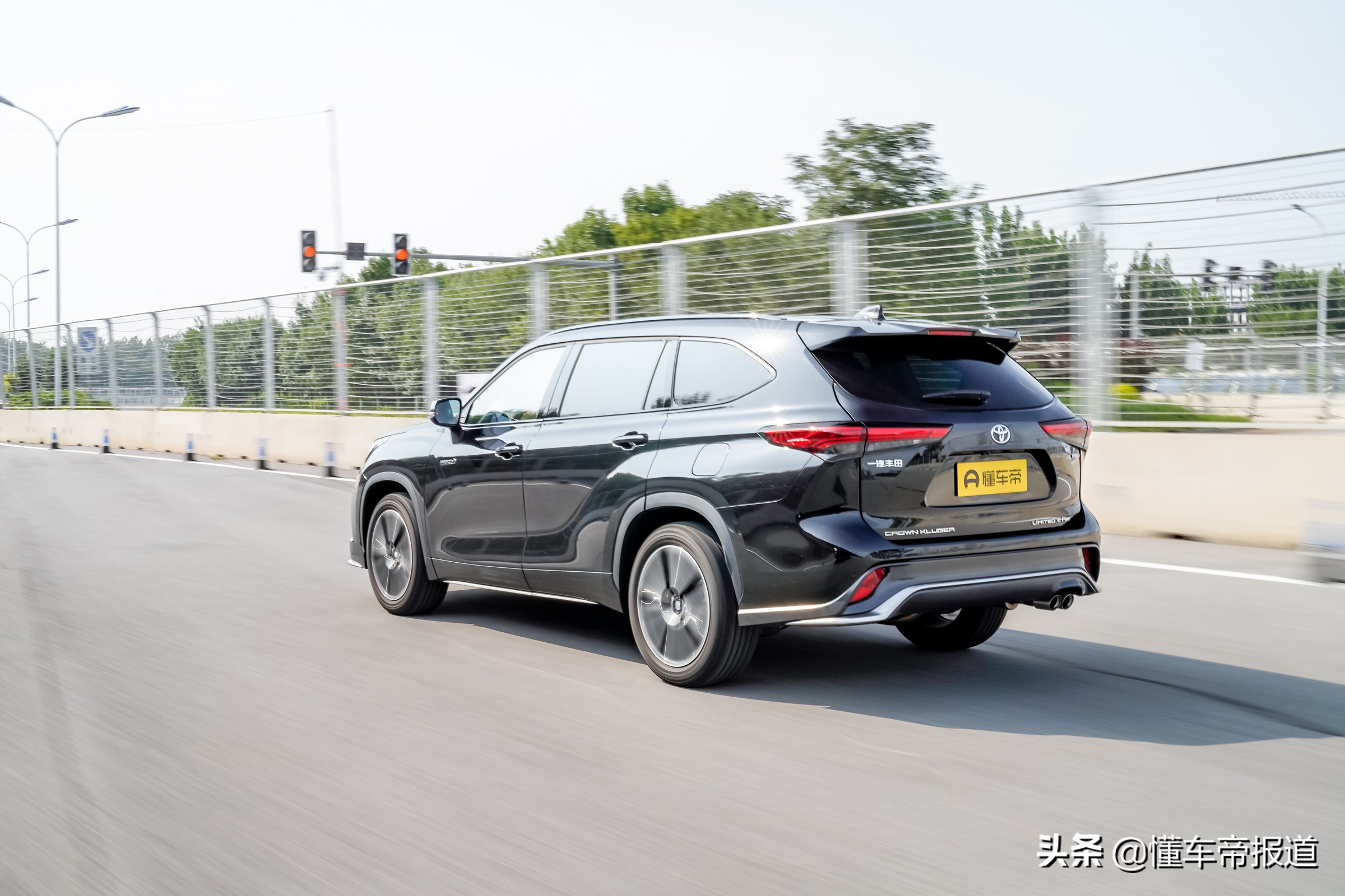 试驾｜同宗同源，却定位更高？一汽丰田皇冠陆放初体验