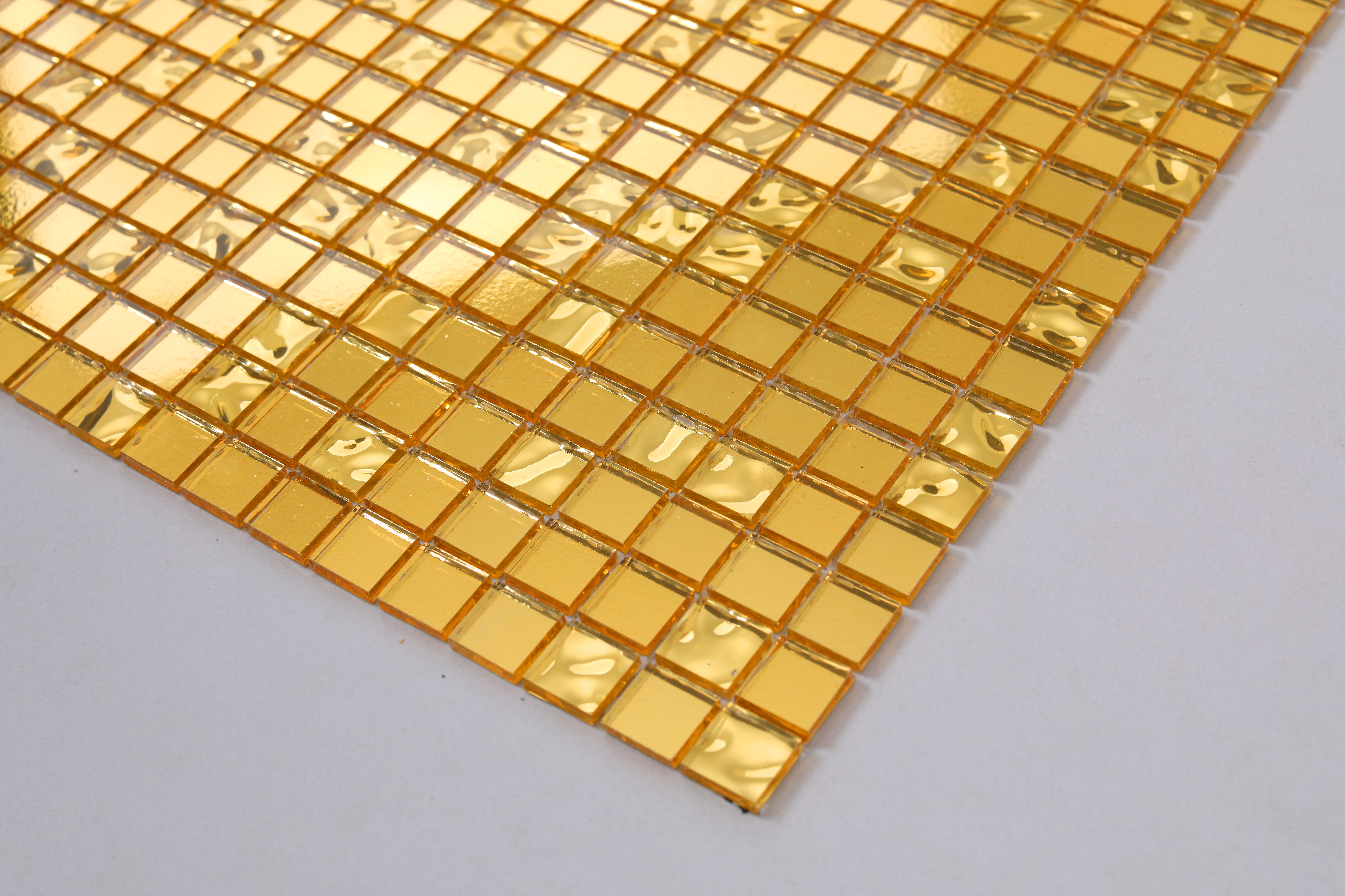 一平方需要约200张的金箔纸.而且现场要喷金箔胶水