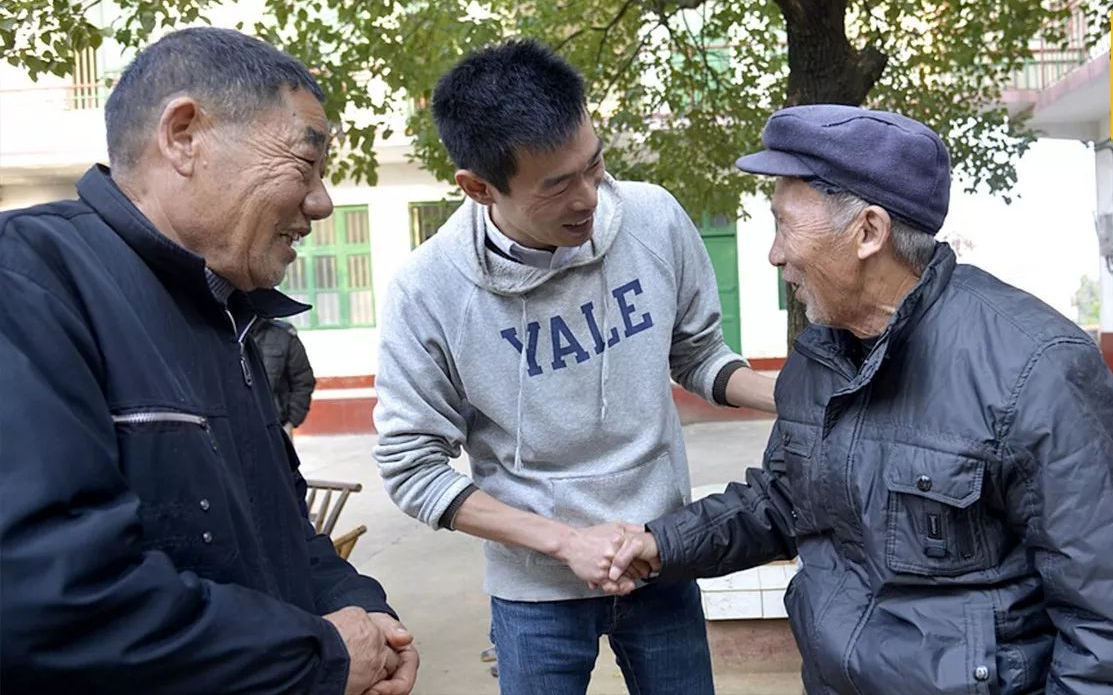 耶鲁毕业放弃百万年薪，扎根基层拿1450工资的秦玥飞，后来怎样了