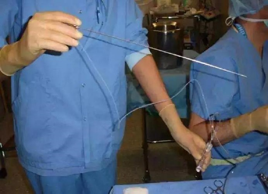 高校女厕所里的“兼职”广告，背后藏着一条见不得光的黑色产业链