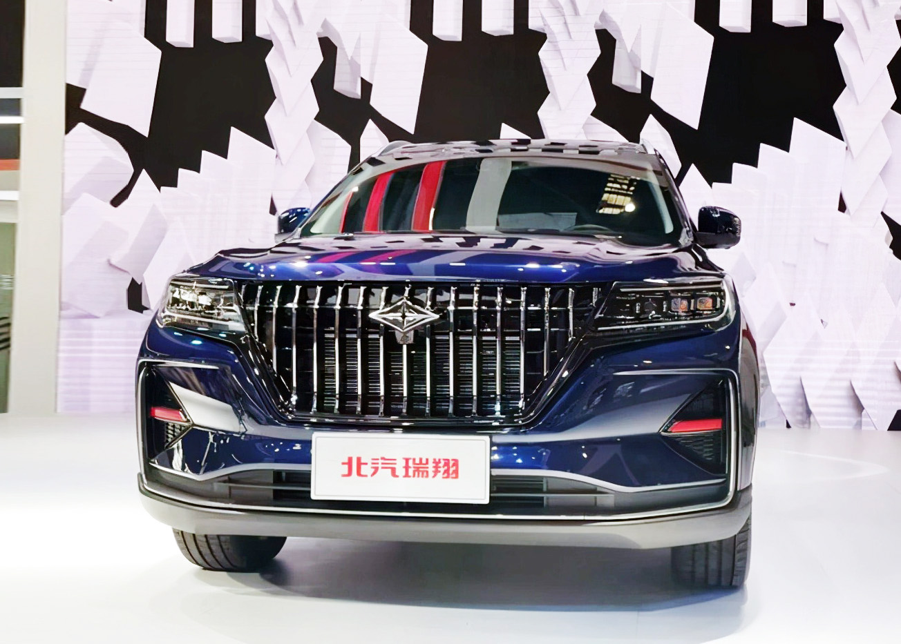国产又一新品牌诞生，北汽瑞翔X5实车亮相，星芒车标+直瀑式格栅