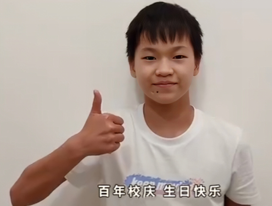 全红婵忙里偷闲，应邀为某校录视频，全程像背课文，收尾动作绝了