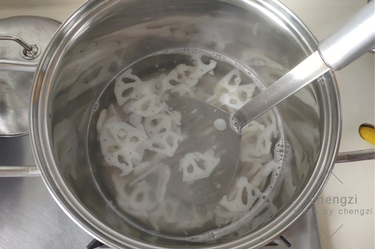 天冷了，莲藕别总煲汤，教你这样腌一腌，太下饭了！比吃肉还过瘾