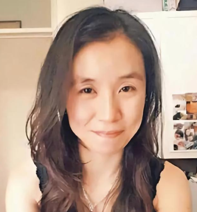 2015年，一名香港教授将2个瑜伽球放入车内，毒死了妻子和女儿