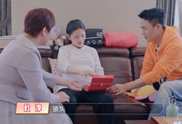 小姨送王灿足金的长命锁，谁注意王灿收到后的反应？太现实了吧