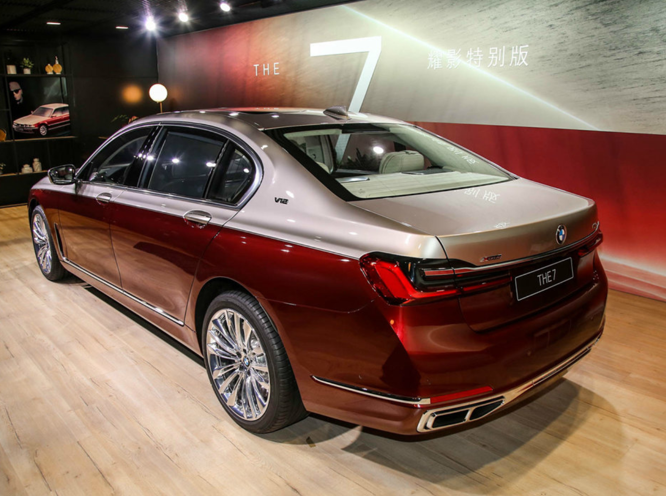 落地300万的宝马7系,出租车同款配色,内饰还是一样老土