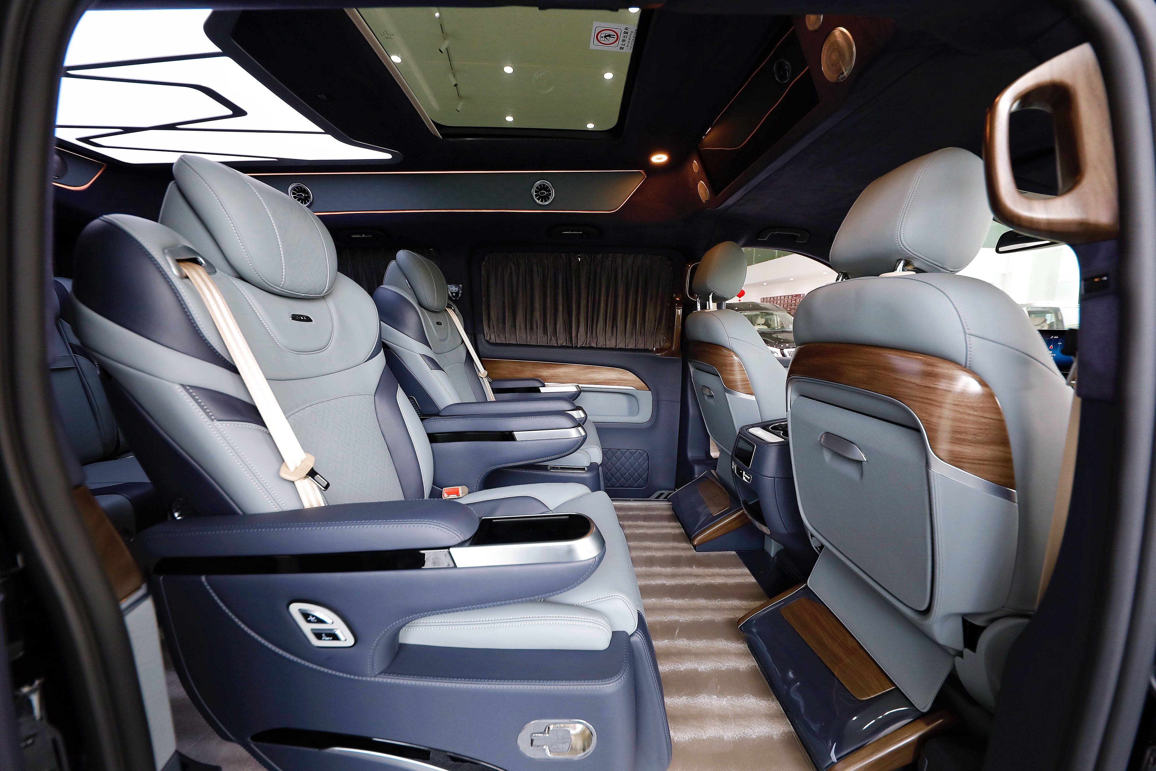 揭秘奔驰商务车内幕:除了豪华的外观内饰,买车要注意哪些问题?