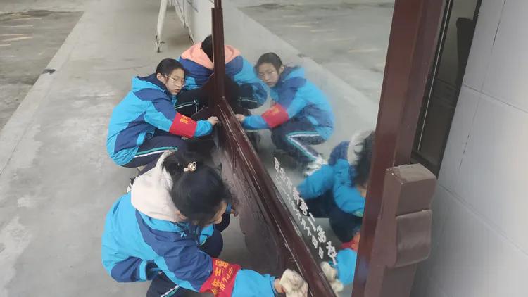 西安市第十四中學(xué)志愿服務(wù)隊在行動(圖4) 西安市第十四中學(xué)志愿服務(wù)隊在行動(圖4)