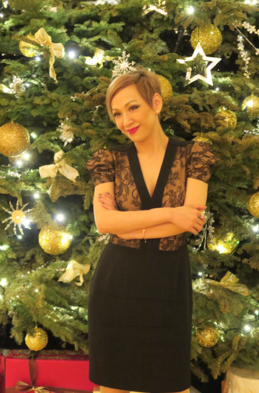 余安安不愧是周润发前妻,60岁还有傲人身材,穿深v裙风韵犹存