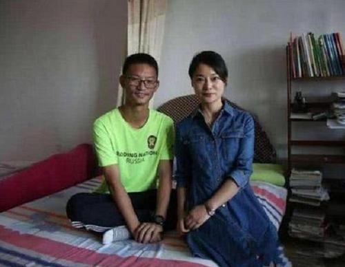 记得那高考后“跪地谢母”的考生？一跪成名后，最后高考了几分