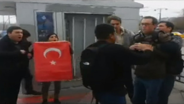 ������ͣ���������ܵ����ˡ����顱�д���һ��Ա���ŵ��ֻ�����