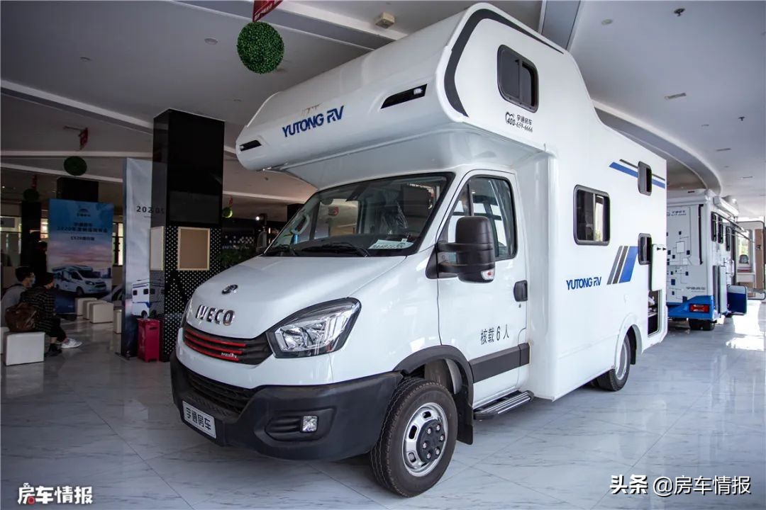 宇通新款房车：造型少见，有3张床能住一家5口人，30多万值么？