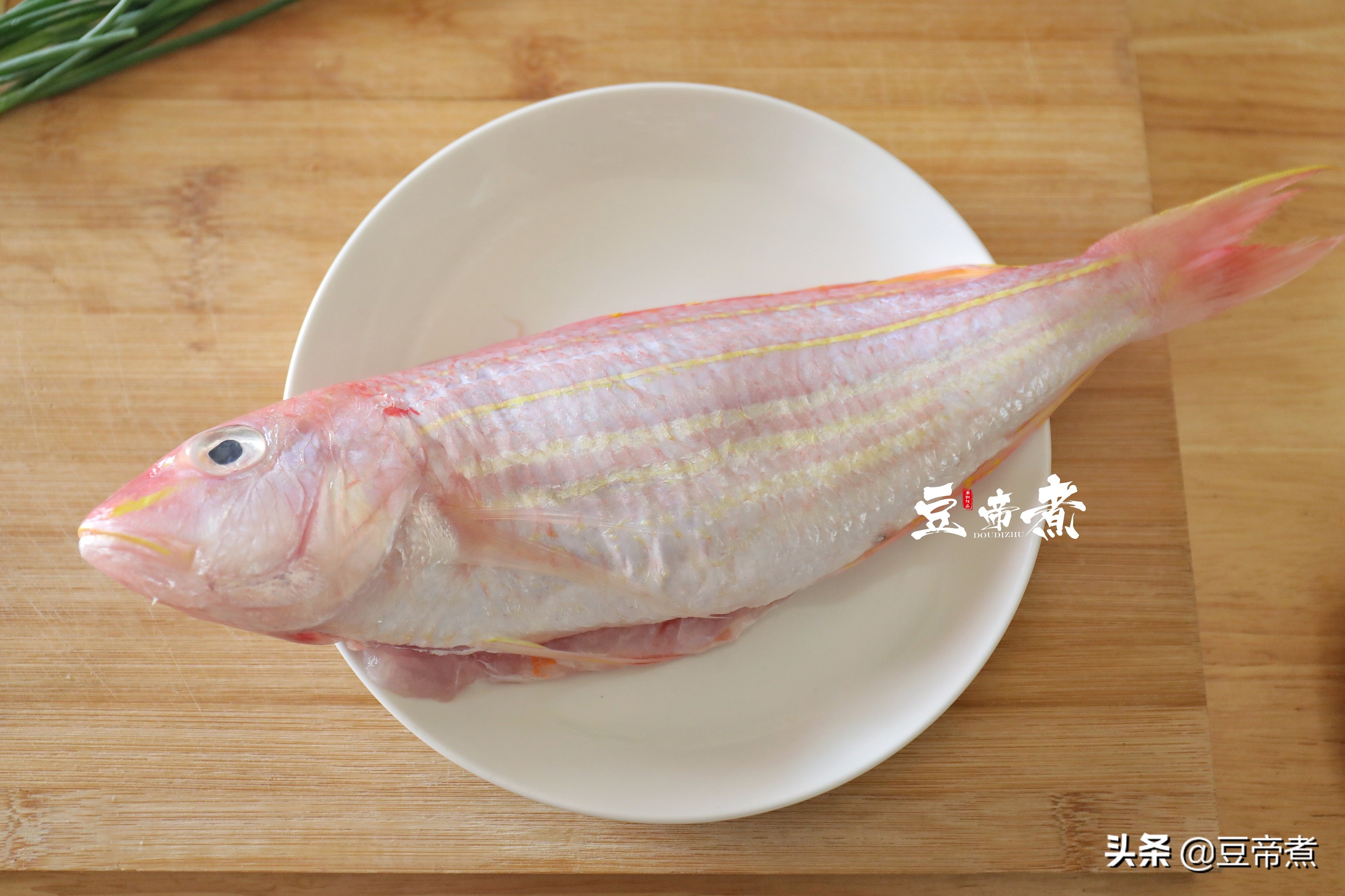 家婆蒸鱼有诀窍，加入了两种农家咸菜，不仅鱼不腥还特别开胃好吃