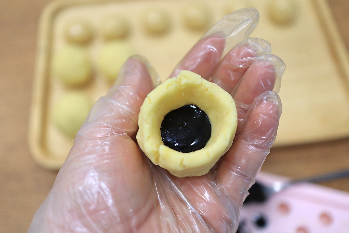 黑芝麻酱绿豆沙月饼还真好吃，说啥也得试一试，歪打正着的美味